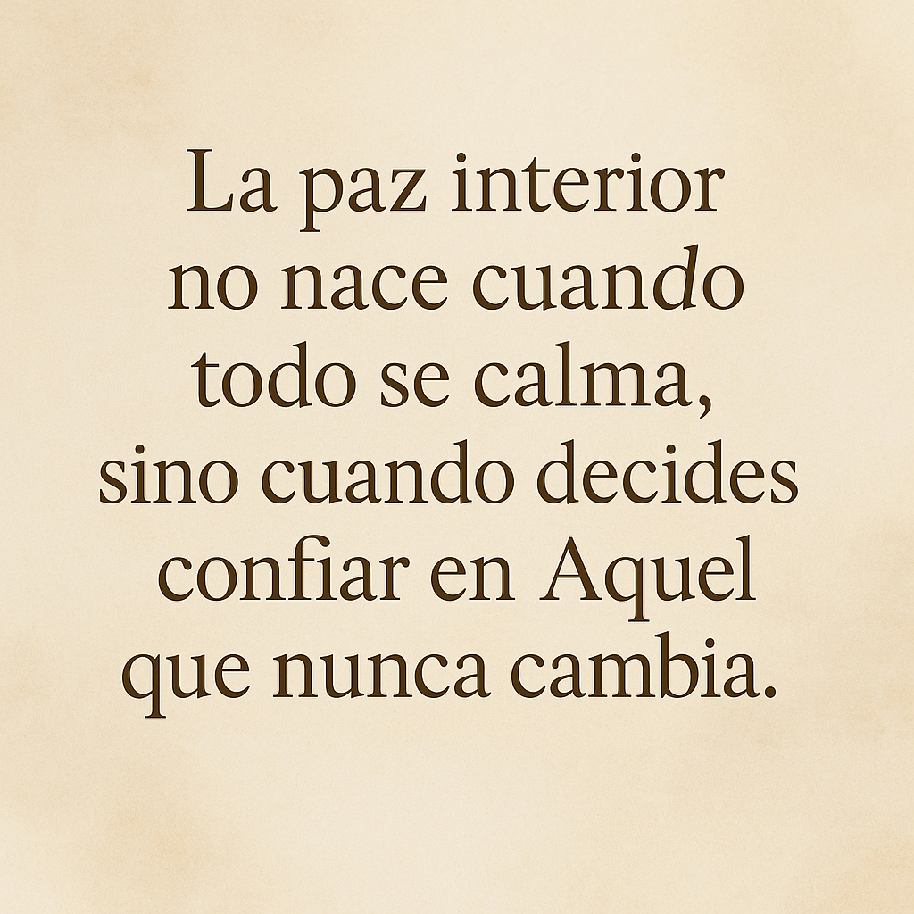 Frase cristiana inspiradora sobre fondo beige que dice: “La paz interior no nace cuando todo se calma, sino cuando decides confiar en Aquel que nunca cambia.”